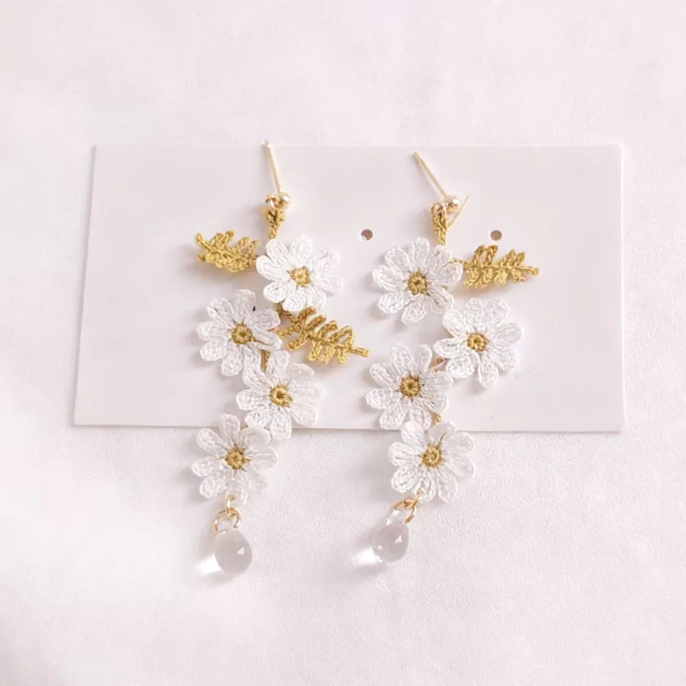 white daisy earrings dangle flower earrings