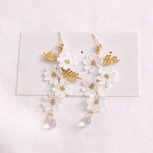 white daisy earrings dangle flower earrings