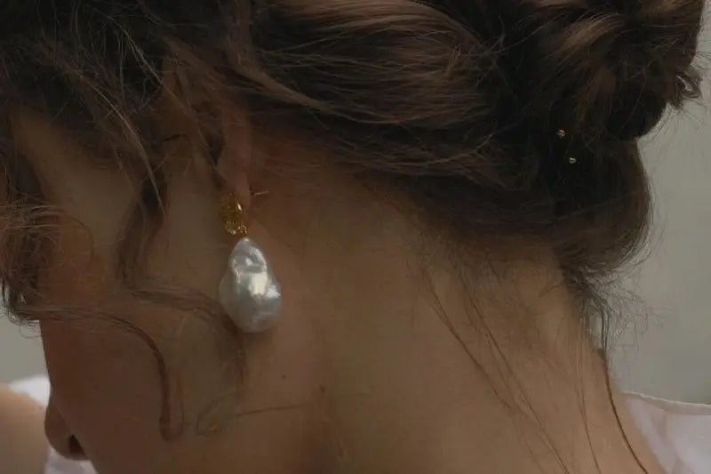 Romantic Earrings That Combine Elegance, Symbolism, and Personality